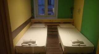 Гостиница Ель Хостел и Кофейня Москва Двухместный номер с 2 отдельными кроватями и общей ванной комнатой-7